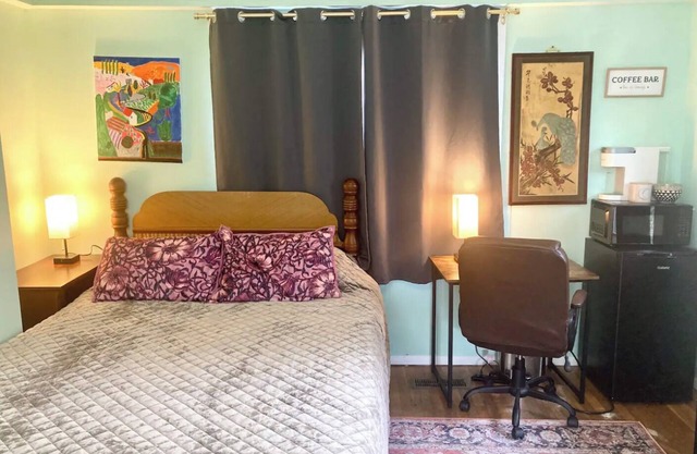 Hot Tub Private Studio- 1BR/1BR- Historic Tree Streets- 2 min drive to downtown