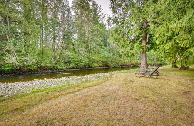 Hot Tub Riverfront Retreat 4 Mi to Wallace Falls