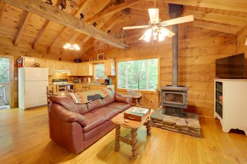 Hot Tub Soaks and Fireside Relaxation! Marion Cabin