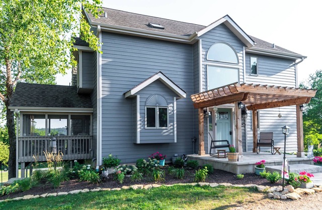 Hot Tub, Sun Porch, AMAZING Views and Sunsets! Close to Downtown Shopping/Dining