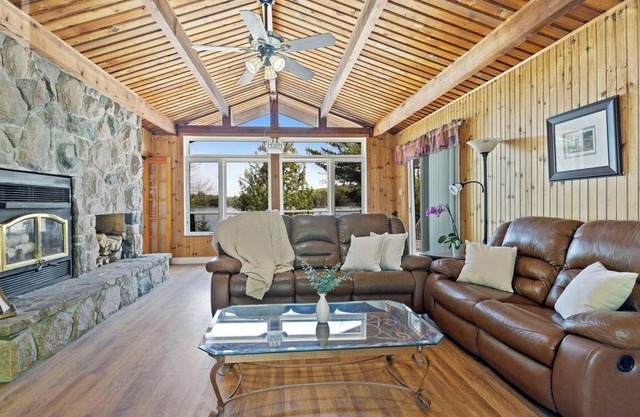 Hot Tub, SUP, Canoe, FirePit, WiFi, Dog Friendly, 5 Mins to Baysville