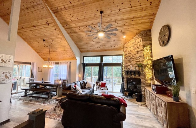 Hot tub, Wood Fireplace, Firepit, Pool/Marina Access