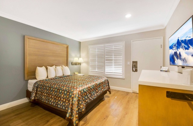 Hotel 414 Anaheim, Luxurious King Size Bed