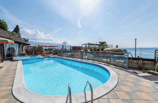 Hotel Apartment 'Gardasol Romantic 2 Vista Lago' with Lake View, Pool & Wi-Fi