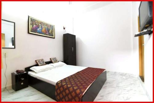 HOTEL D-S - RESIDENCY - Near Kasi Vishwanath Temple #Fully Air Conditioning -Free Wifi -Parking -Room Service #Best Hotel In Varanasi