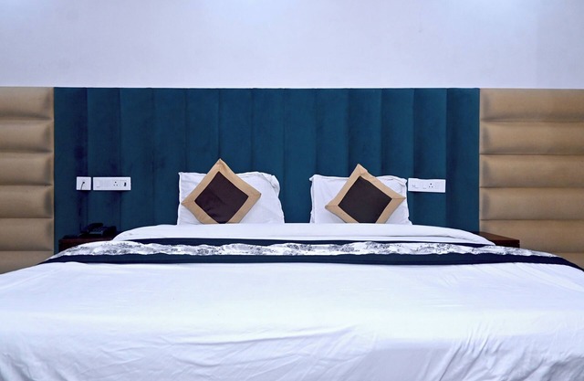Hotel Golden By Admire Stay