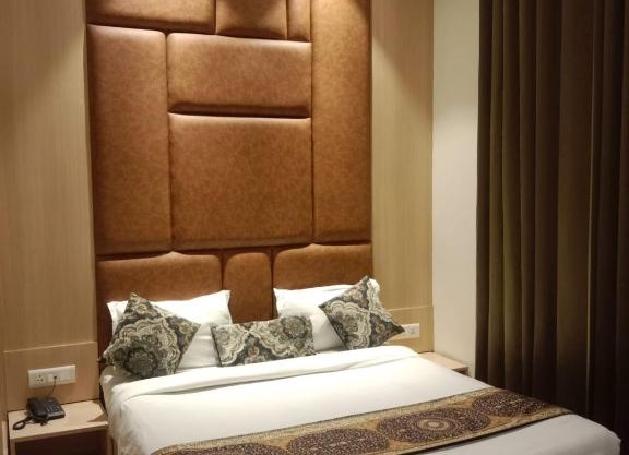HOTEL JR Grand by 200 steps from golden temple