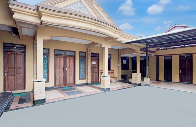 Hotel O Balikpapan near Taman Beruang Madu formerly Palm Cafe Inn