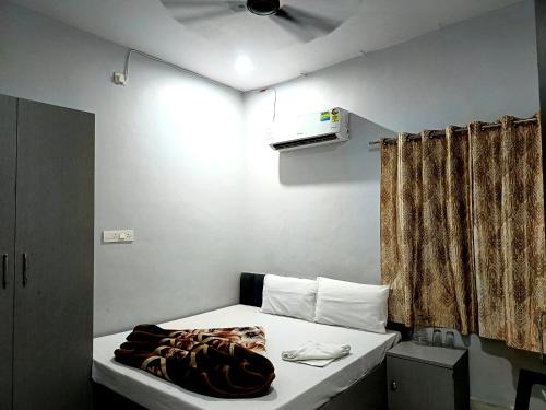 HOTEL SHIVASHRAM NEAR KASHI VISHWANATH TEMPLE - Fully Air Conditioning Room - BEST LUXUARY HOTEL IN VARANASI