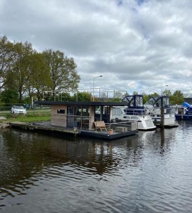 Hotelkamer op water Houseboat Wetterhûske Friesland
