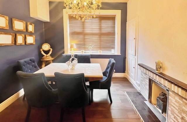 Hottub-garden-parking-sleeps10-10mintotown