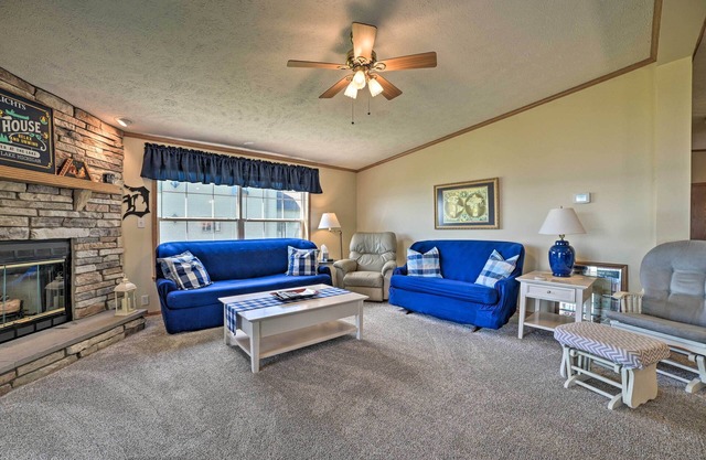 Houghton Lake House w/Fire Pit - 2 Mi to Trails!
