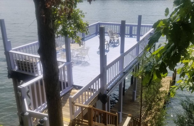 House and Dock on lake Tillery, NC, 4 nights
