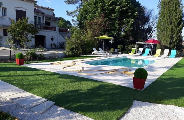House and pool 6 to 8 people