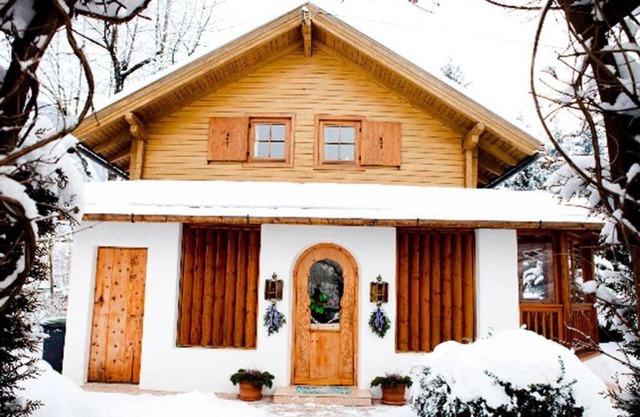 House Arve - Holiday home Arve cozy Swiss stone pine cottage
