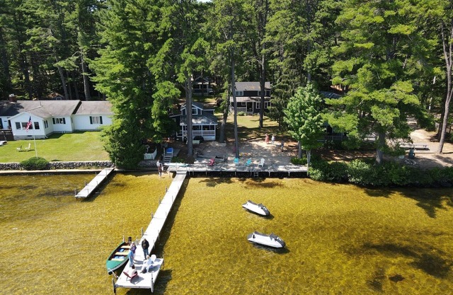 House at Sunshine- Long Lake, 5 min walk to causeway