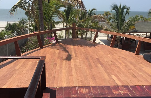 House-Boat Made in tropical Woods, in front the sea, dreamy!