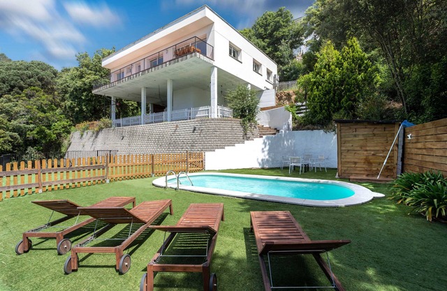 House with swimming pool and sea view