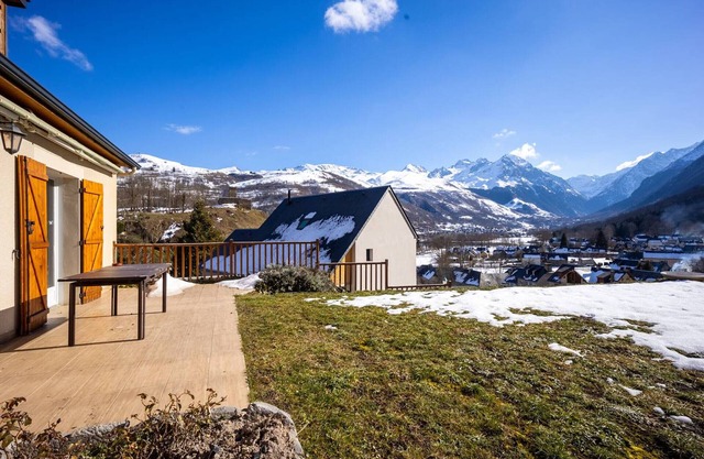 House for 10 near lake, WiFi, secure garage