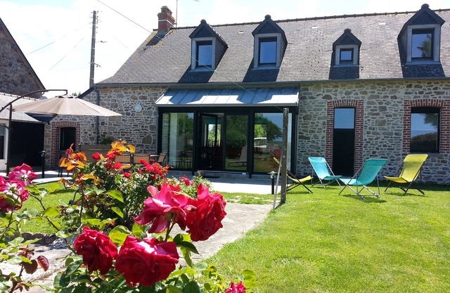 House for 11, facing sea, in "Cherrueix" located directly on Mt Saint Michel Bay