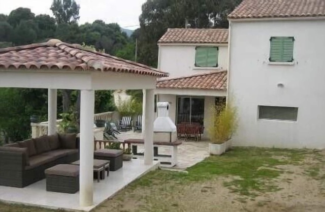 House located in the countryside, close to the town and the sea
