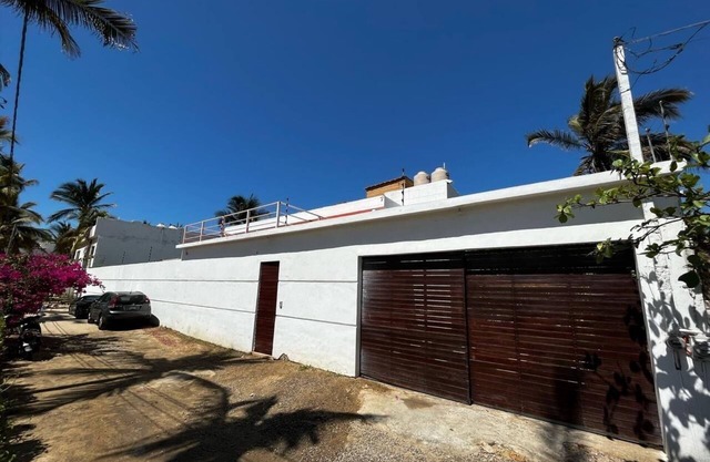 House on the beach near the bar at the foot of the slope (pool and pet friendly)
