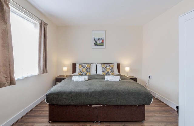 House near Barking station, 30 mins to London. Parking paid. Close to amenities.