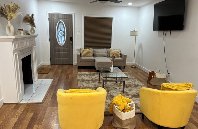 House of Treasure, a stylish property located 8 minute from Downtown Dallas.