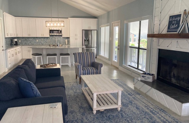 House on lake Conroe, sleeps 7, newly remolded with awesome deck!