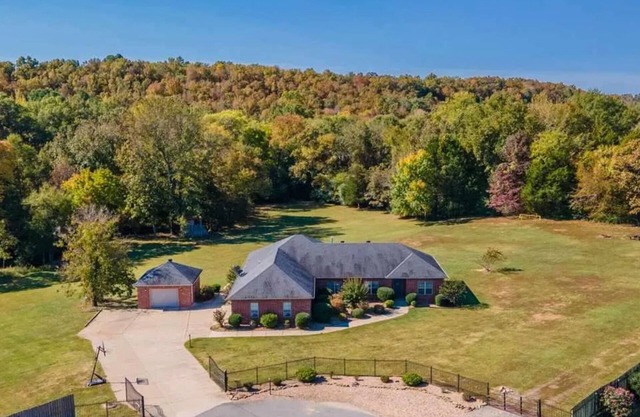 House on Large Property Near Dead Center of Total Solar Eclipse Pathway!