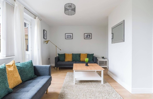 House - Sleeps 5 - Pet friendly - Parking - Garden