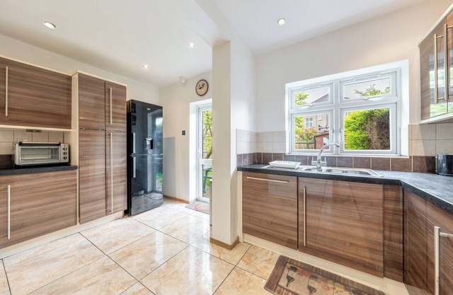 House - Sleeps 10 - Garden - Parking