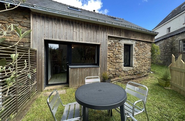 HOUSE SLEEPS 4. 400 M FROM THE BEACH. LE POULDU