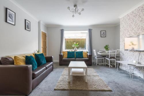 House - Sleeps 4 - Pet friendly - Garden - Parking