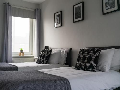 House - Sleeps 4 - Pet friendly - Parking - Garden