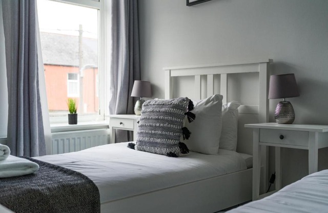 House - Sleeps 5 - Pet friendly - Garden - Parking