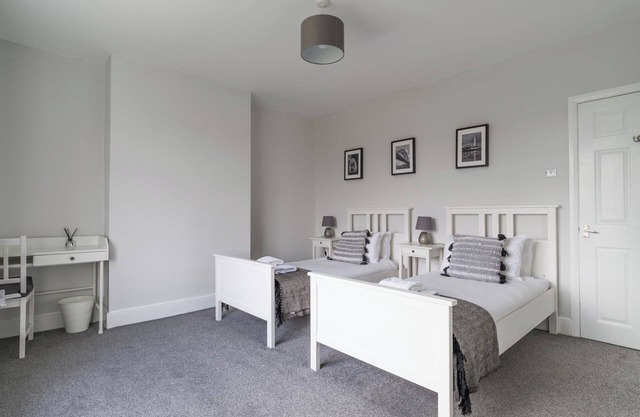 House - Sleeps 5 - Pet friendly - Garden - Parking