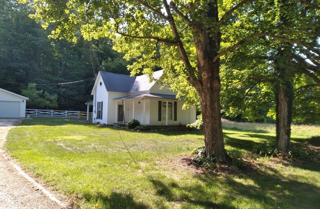 House sleeps 6. Just 5 minutes Patoka Lake boat ramp. Anglers Welcome!
