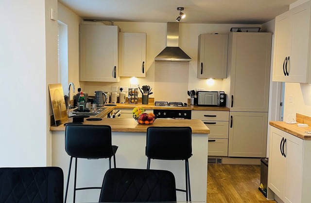 House-Sleeps 8 -Parking-Garden
