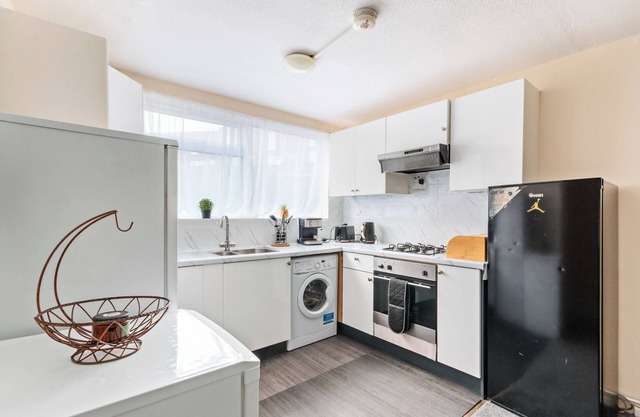 House - Sleeps up to 10 & Free Parking