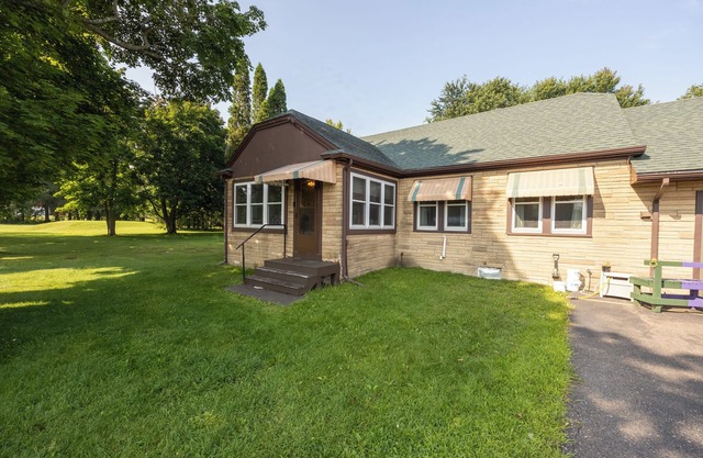 House that is connected to a BAR! Sleeps 8 on the UTV/Snowmobile trail!