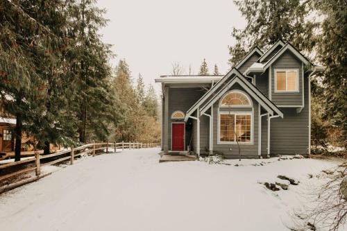 House w Hot Tub - Wifi - Fireplace - Pets Ok
