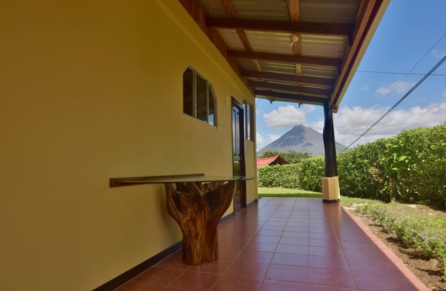 House w/Volcano view. Walking distance from Supermarket and Restaurants.