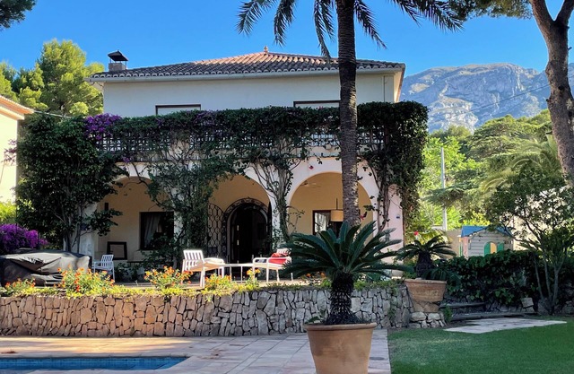 House with Alma and swimming pool five minutes walk from the sea!