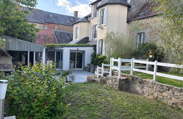 House with enclosed garden in the center of town. Pets welcome.
