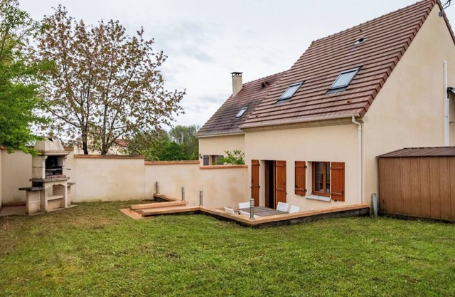 House with terrace and garden near Giverny.