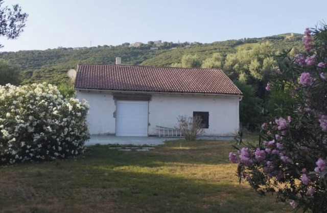 House with large garden, close to the sea and all amenities. Ideal for families