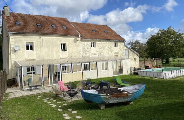 House with many rooms, summer swimming pool, disco, 14 rooms