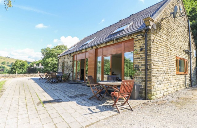 HOVE WOOD VIEW, pet friendly, with a garden in Cragg Vale