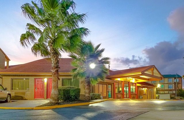 Howard Johnson by Wyndham Houston Hobby Airport